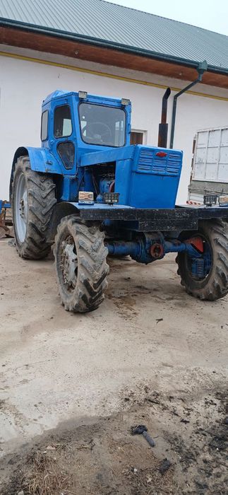 Traktor sotiladi 4x4