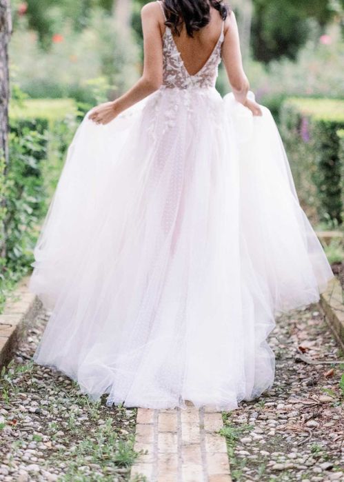 Descoperă Eleganța! Rochie de Mireasă Unică, Semnată La Mode Toujours!