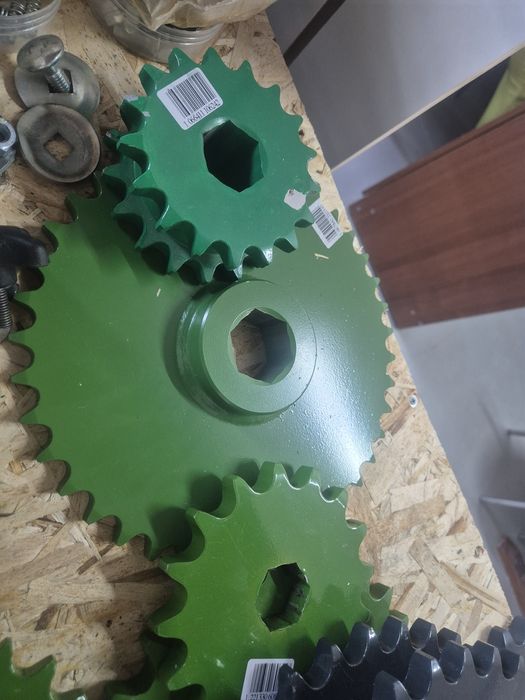 JOHN DEERE  запчасти на пресс подборщик