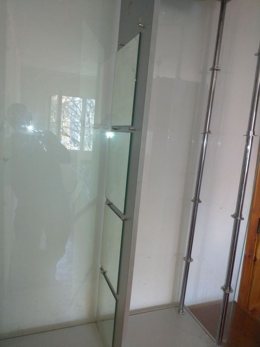 Vitrina de sticlă si oglinzi  cu structura metalica