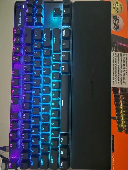 Клавиатура Steelseries Apex pro TKL Gen 3 в перфектно състояние