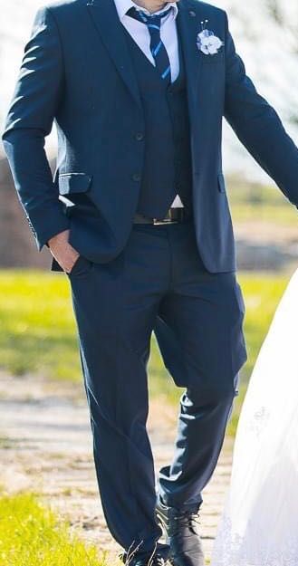 Официален костюм