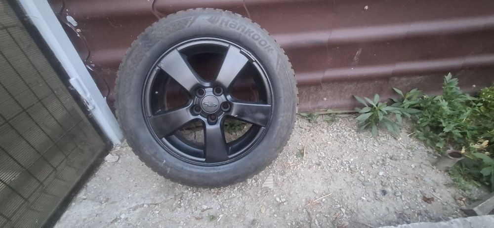 Roti de vânzare cu anvelope de iarnă sau doar anveleopele