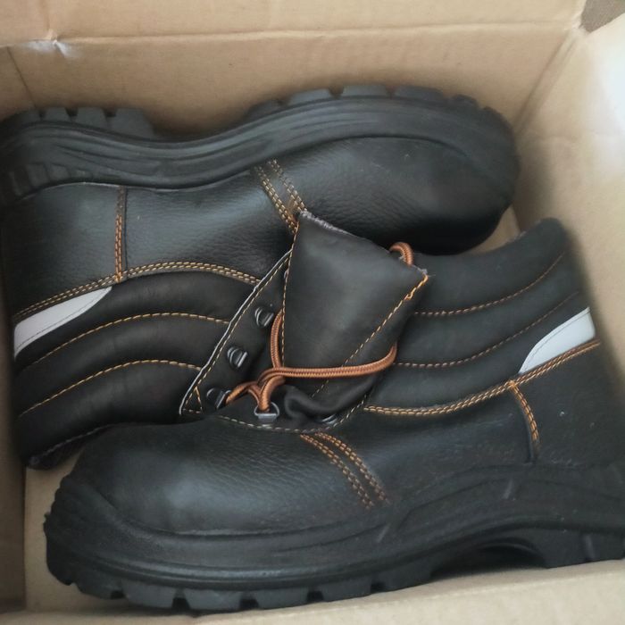 Продам  спец обувь