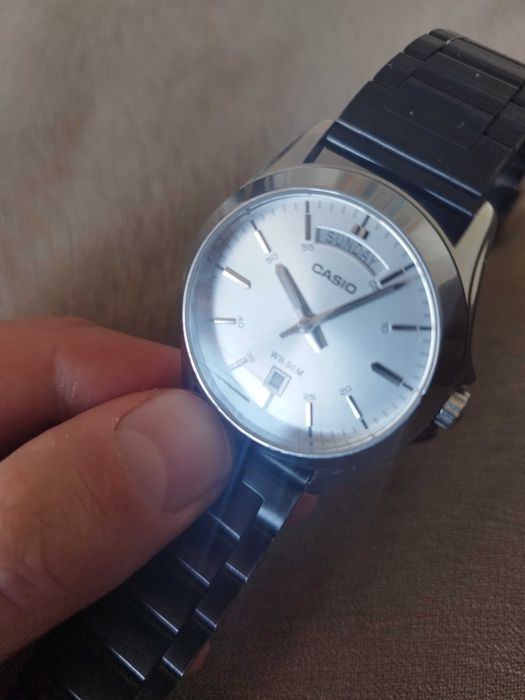 Часовник CASIO MTP-1370, с драскотина по стъклото