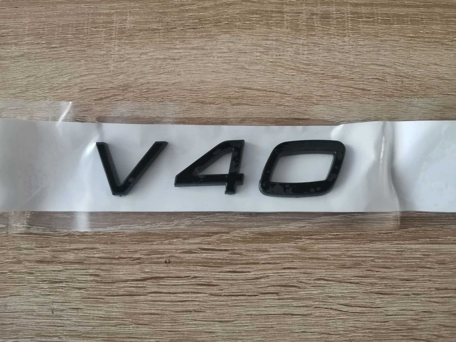Volvo V40 черна емблема