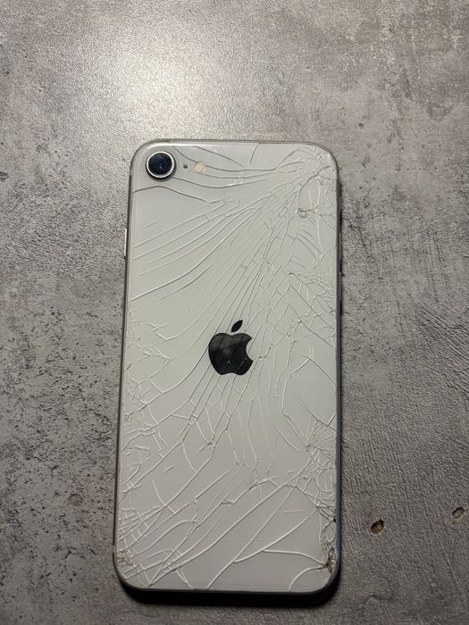 продам iphone SE 2022