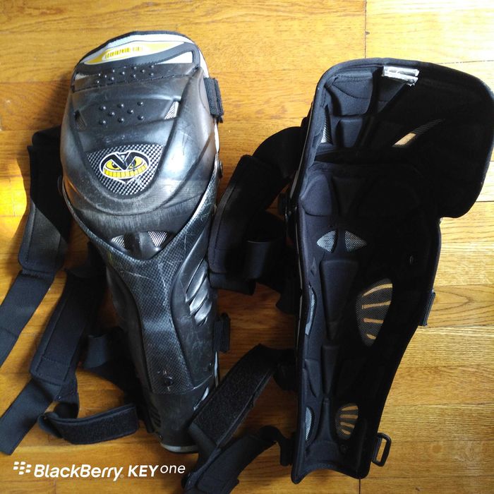 Оригинални наколенки за мотор Madhead