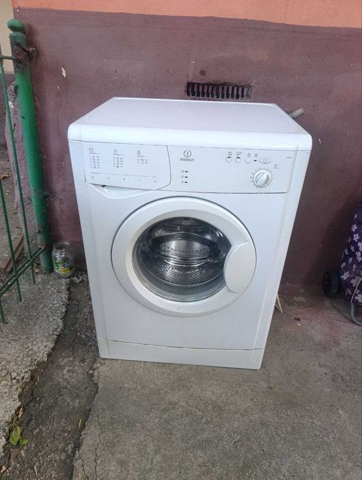 Продам б/у. стиральную машинку INDESIT