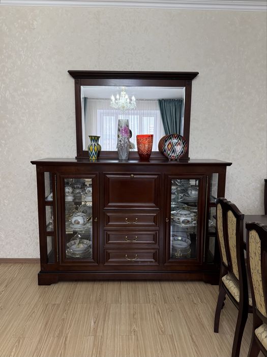 Шкаф-витрина и зеркало