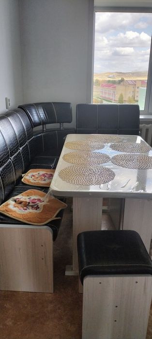 Угловой диван, стол и 4 табуретки