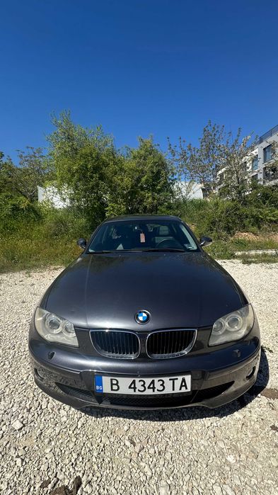 BMW 120 автомат. Колата е стегната, поддържана и постоянно в движение.