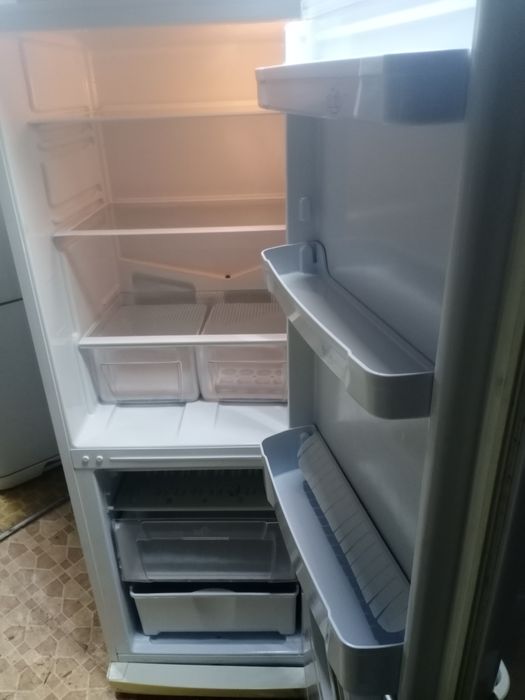 Продам рабочий холодильник. Индезит.
