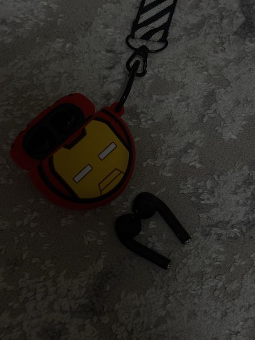 AirPods черные, вместе с чехлом