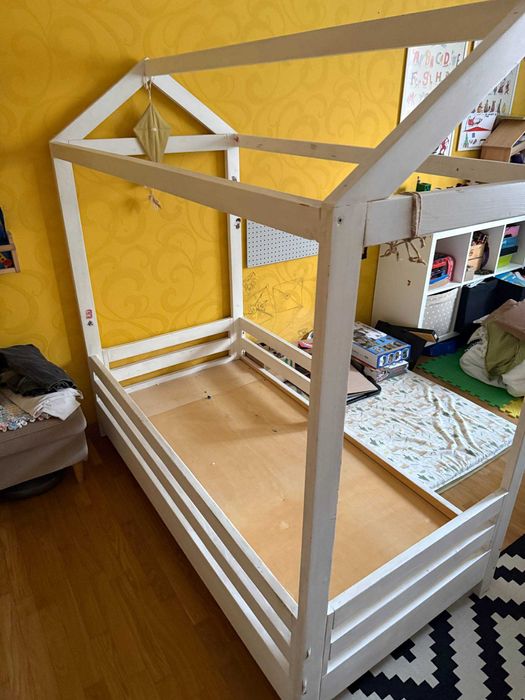 Две детских кровати (белые) с матрасами!