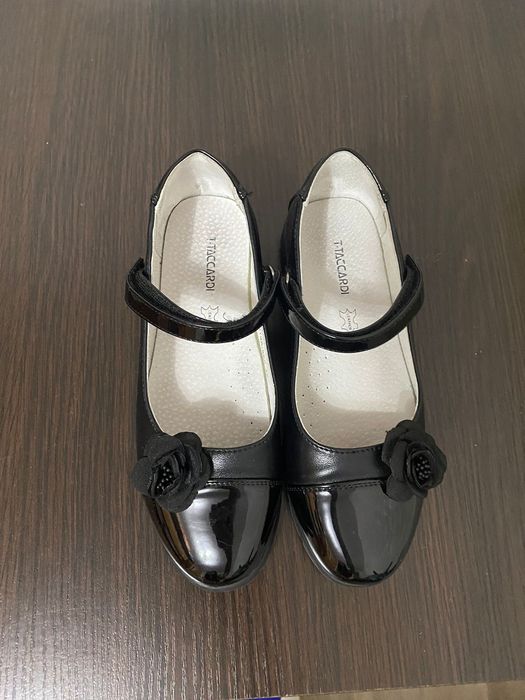 Продам туфли новые размер 35 обое .