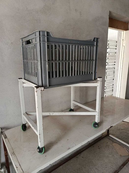 металлическая подставка на колесиках