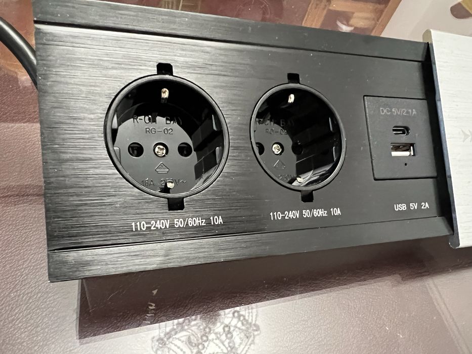Лючок настольный (розетка с USB)