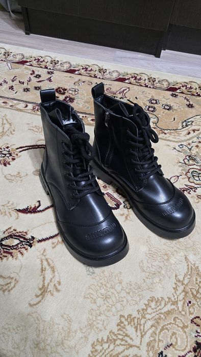 Продам женские ботинки