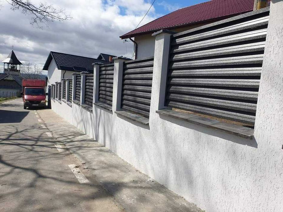 Garduri si porti din panouri stil jaluzele, sipca metalica, tabla cutata, plasa bordurata, fier forjat, BCA sau beton si alte modele disponibile