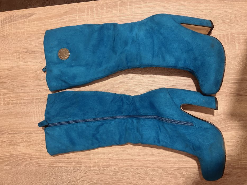 Сини велурени ботуши на ток