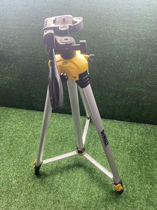 Чисто нов лазерен нивелир на DeWALT DW088CG със стойка