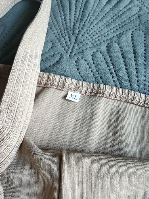 Бежов комплект с пола и бюстие