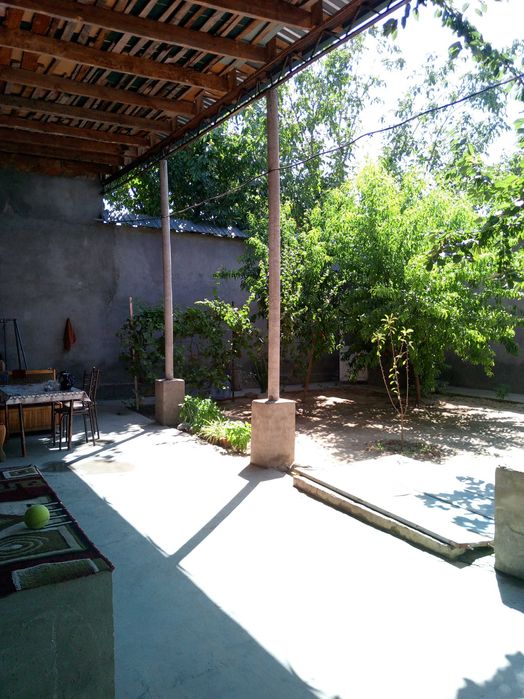 Ховли сотилади. Назарбек 8- мактаб светофори олдида