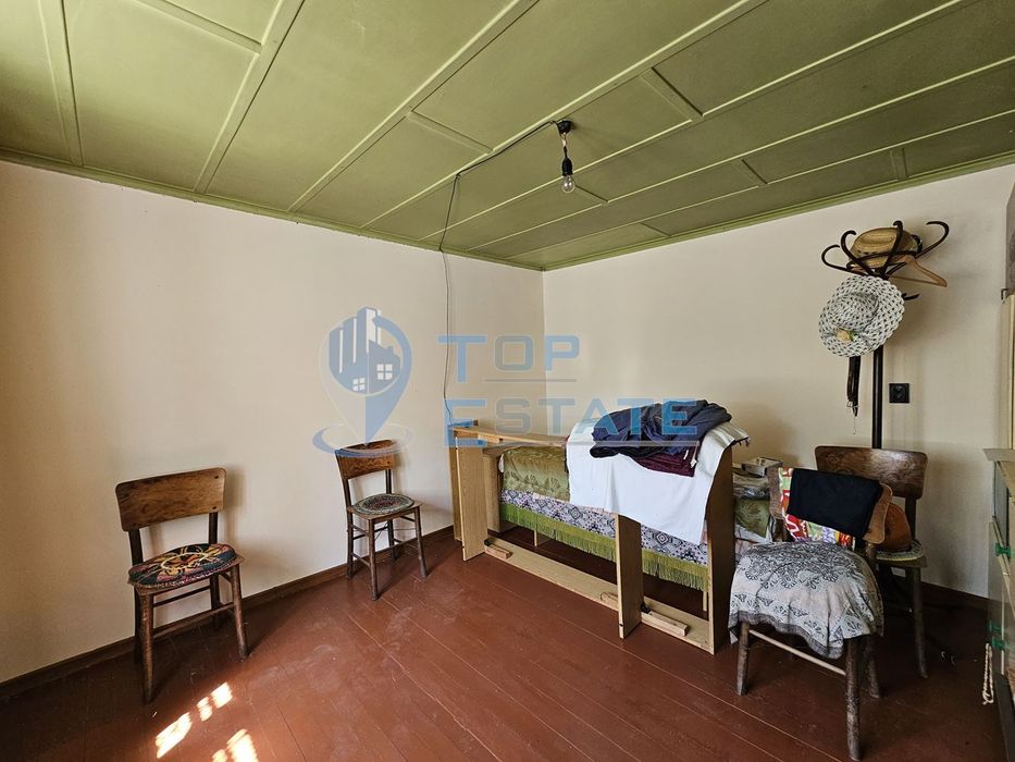 Двуетажна тухлена къща с гараж и голям двор в село Добромирка