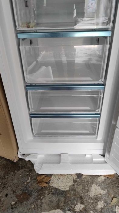 Чисто нов Вертикален Фризер Siemens-Сименс 366 л No Frost FreshSense