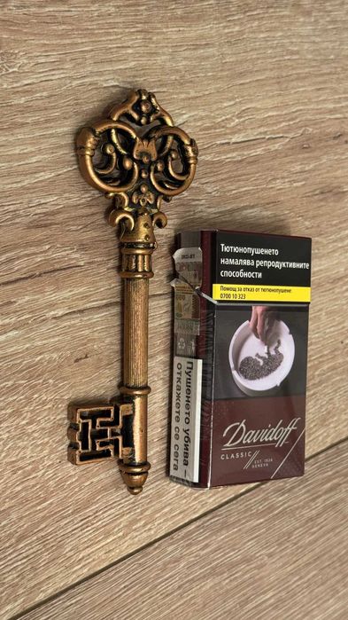 Голям пластмасов декоративен ключ.