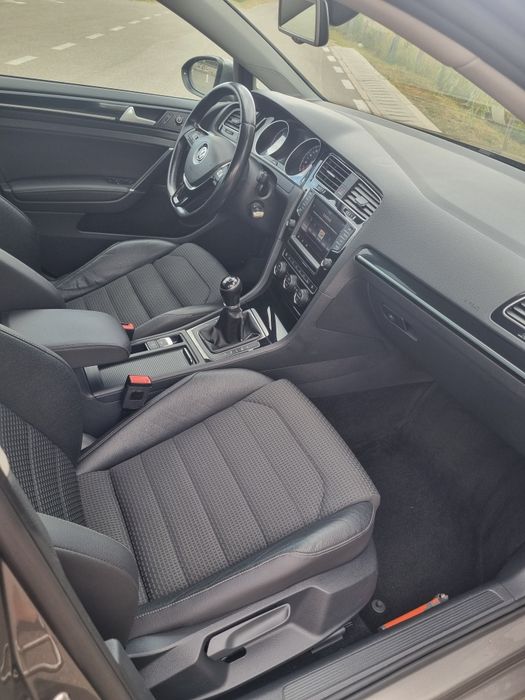 Vând Golf 7 1.6 TDI 110 Highline euro 6( 2 x rânduri de jante)