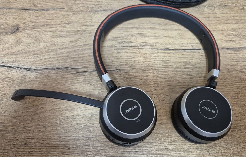 Căști Profesionale Jabra Evolve 65 UC + Husă – Ca noi 
După cum se vede în poze căștile sunt ca și noi