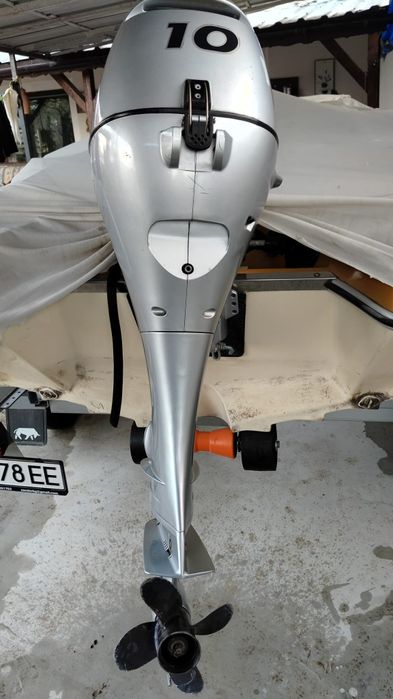 Продавам изключително надежден и икономичен извънбордов двигател Honda 10 HP. Двигателят е много тих и работи безупречно. Подходящ е за надуваеми лодк