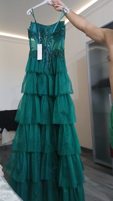 Тъмно зелена официална рокля