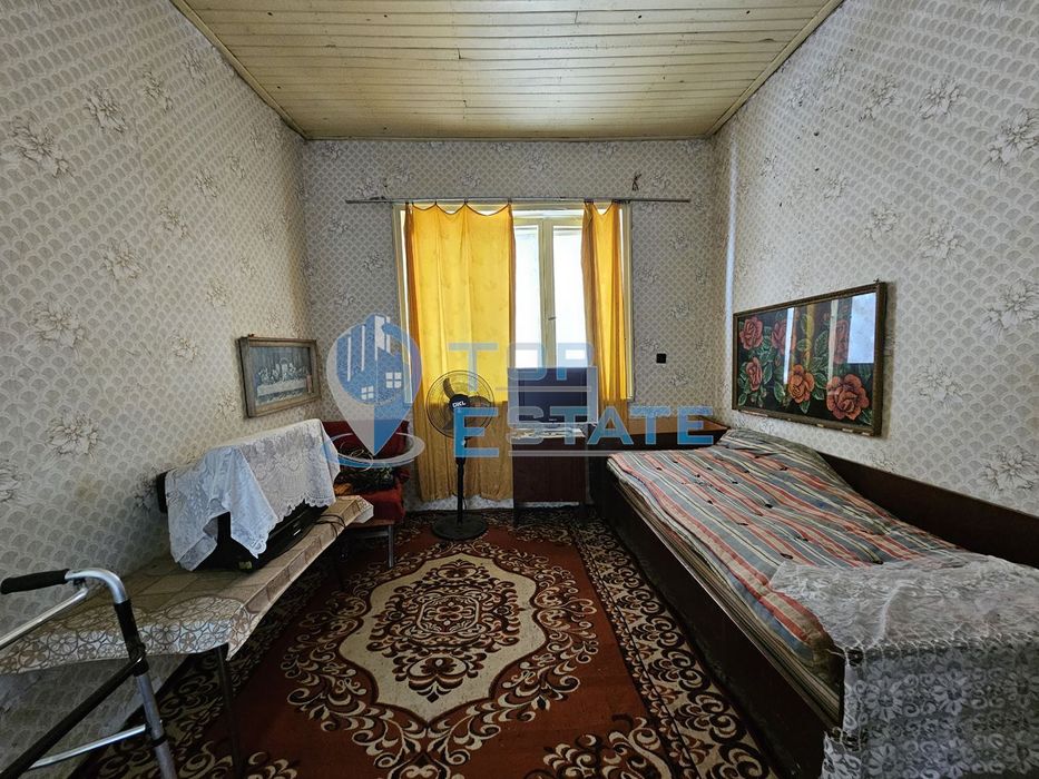 Голяма едноетажна тухлена къща с гараж в село Страхилово