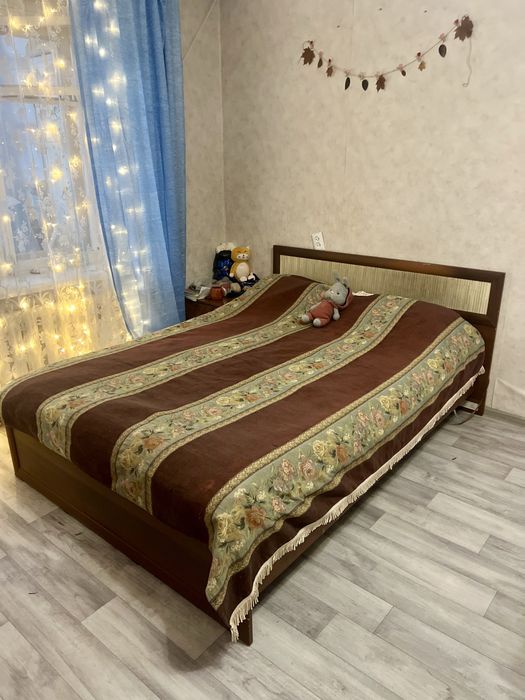 Кровать двуспальная с матрасом 140*210