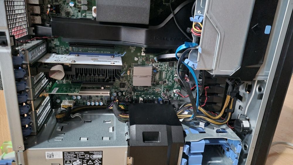 Unitate Server Dell T5810: Xeon E5-2630L v3/16GB RAM/GT 730/SSD256/WIf