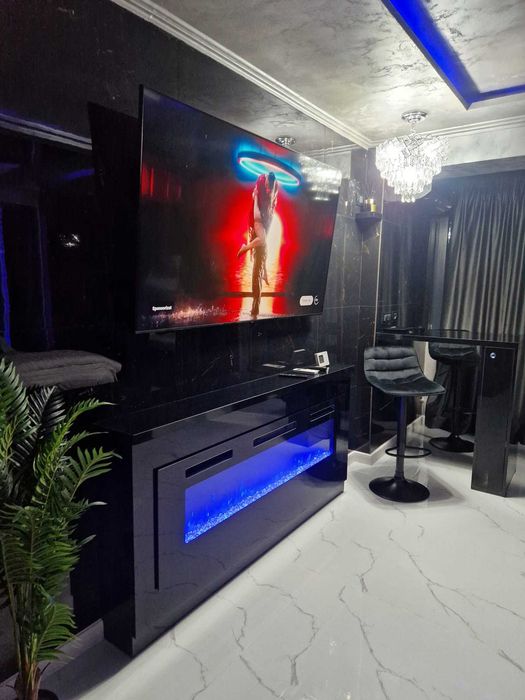 Regim hotelier cu Jacuzzi in camera si oglinda deasupra patului