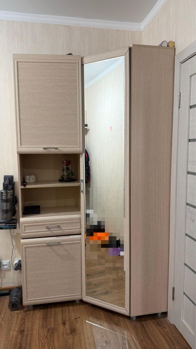 Продам угловой шкаф в прихожую