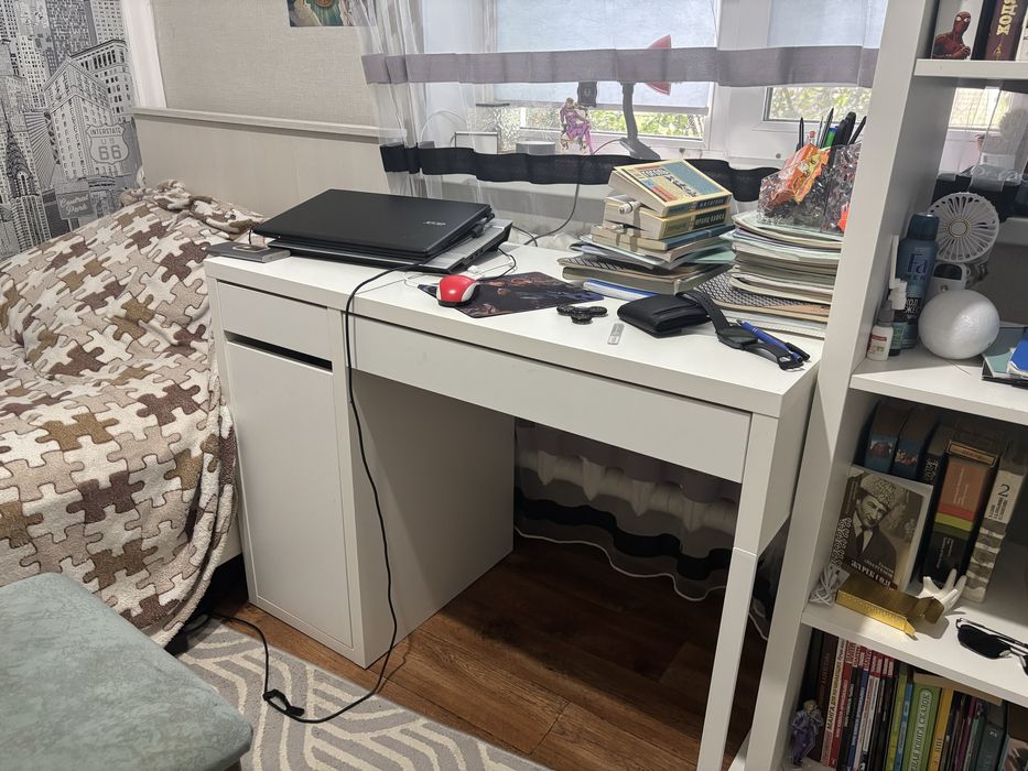 Белый стол из IKEA