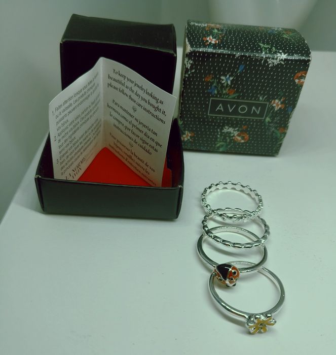 Винтажный набор колечек Avon.