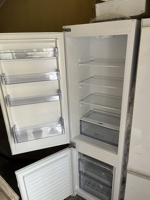 Хладилник с фризер за вграждане Евролукс