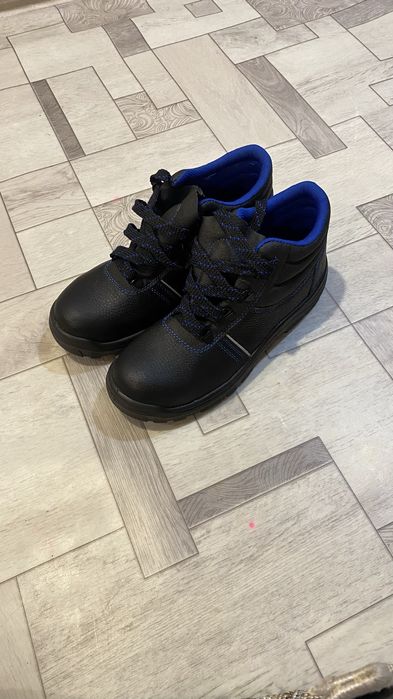 Рабочие ботинки.