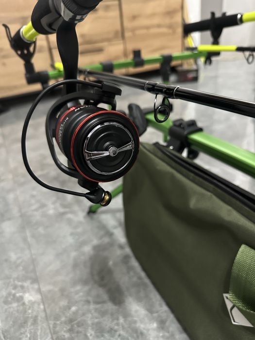 SET 2 Lansete Feeder ROBINHAN BOLENTINO PLUS 3.00 M 100-200g + 2 mulinete ROBINHAN ROVER MONSTER LA 5000 + Rod Pod