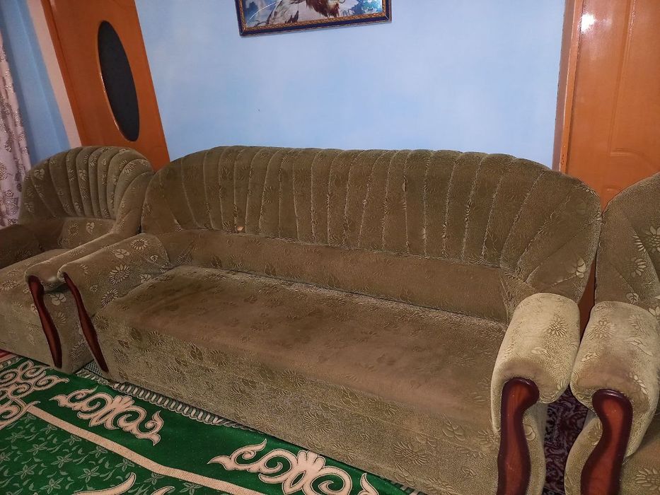 Диван с двумя креслами