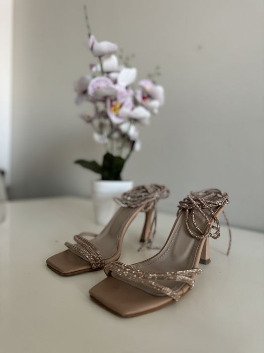 Много елегантни дамски бежови обувки на ток