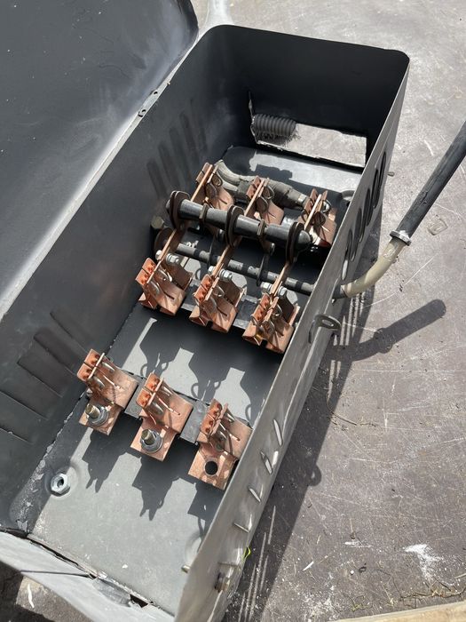 Силовой ящик с рубильником рубильник