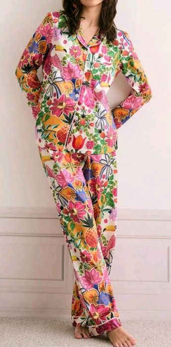 Ново! Дамска сатенена пижама от две части.