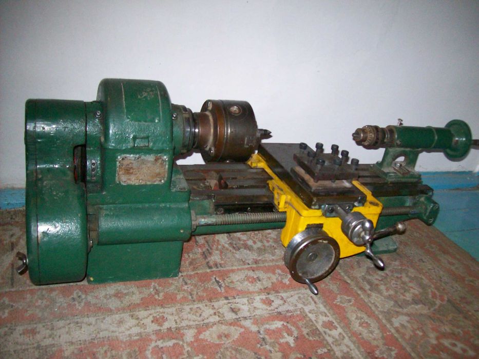 Небольшой токарный станок.
